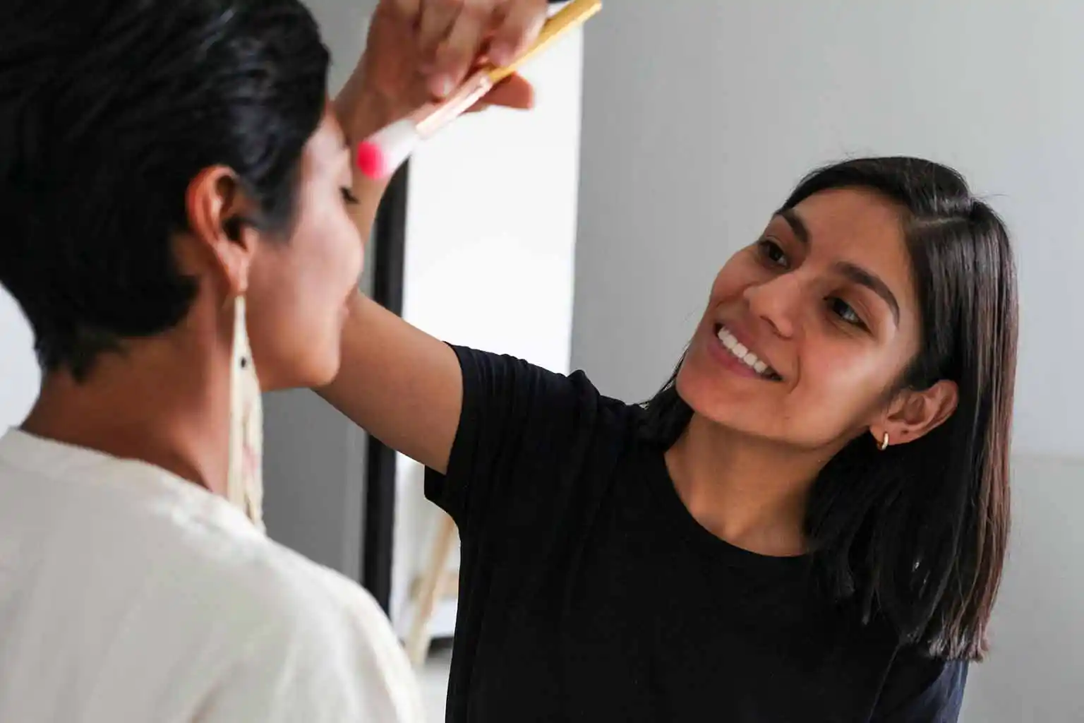 Haare & Make-up –Tratschzeit ist Vertrauenszeit Haare & Make-up –Tratschzeit ist Vertrauenszeit